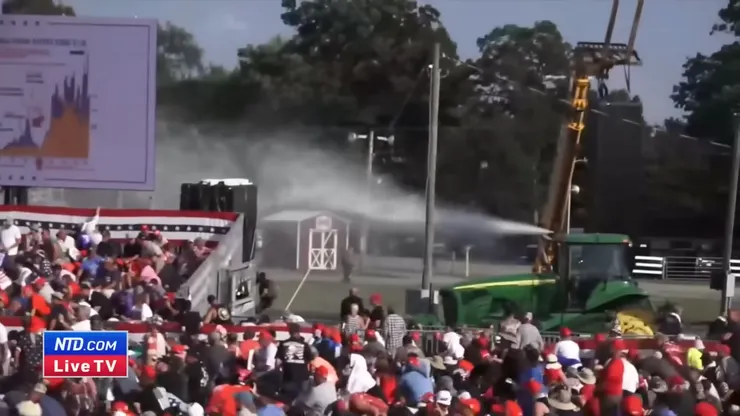 伸縮臂叉裝機遭擊中、液壓油洩漏的當下畫面(畫面來源：NTD)