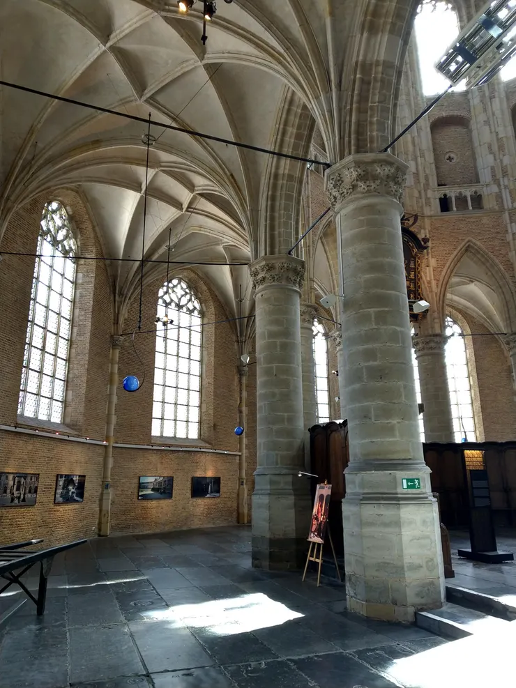 飛簷、柱子、窗戶