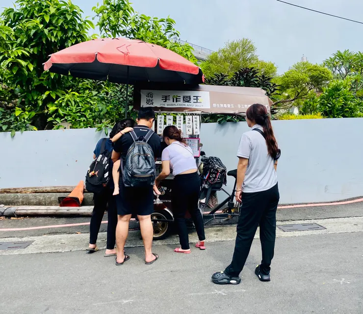 在等待的過程中，順便來買愛玉