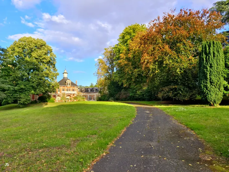 【感覺它就是一座莊園，主建築之外，腹地廣袤，且碧草如茵、巨樹成蔭，我們可自由漫步其間。】