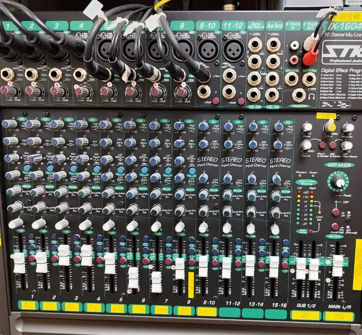 功能很完善的混音器，等化器可調的頻段有四個