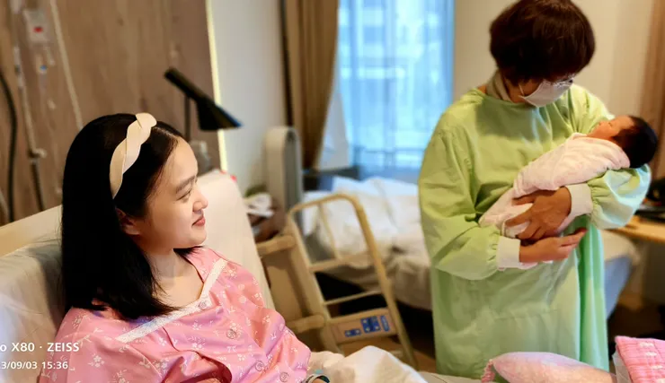 【房間裡奶奶對懷中的妳溫柔細語】