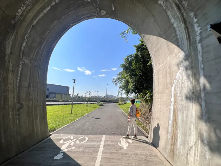 隧道內自行車和行人分道