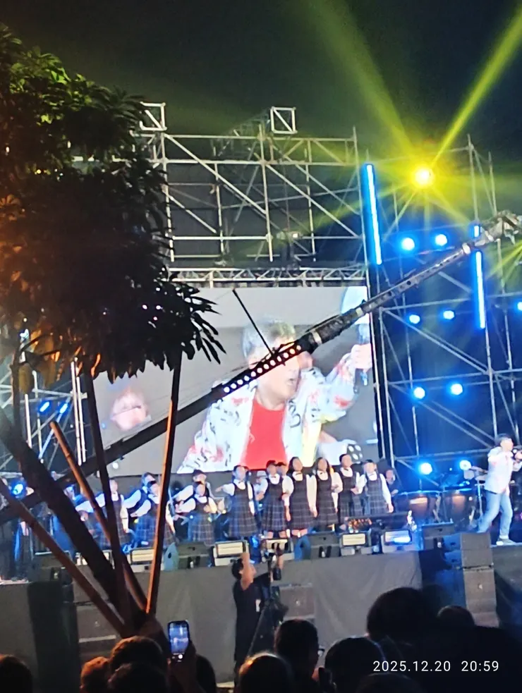 葉佳修與復興國小學生合唱