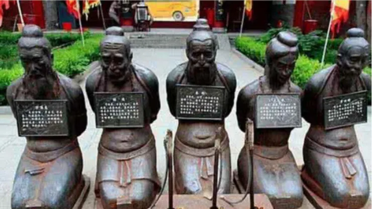 (左起)跪在岳飛像前的大罪人:張俊、万俟卨、秦檜、秦檜妻王氏、王俊。(網絡圖片)