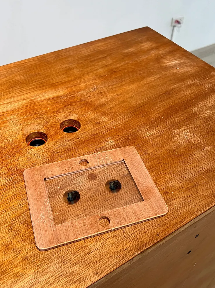 郭恩碩，《The way to the landscape》，2024，木作、電視、輸出影像、水管、洋甘漆，80*40*110 cm。