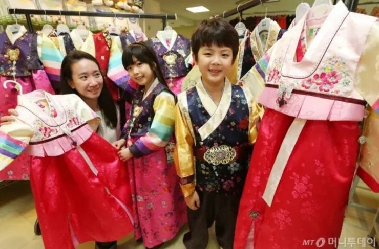 新年韓國人會買新的韓服穿，或選擇租賃 ｜圖片：미니투데이