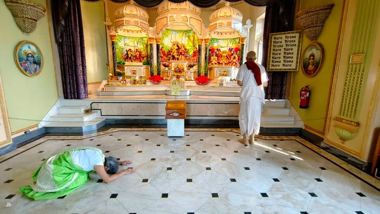 【吃完早餐，老婆帶我去看神像，說是換了美麗的新衣，和昨又不一樣。奉獻者會定時為神像更衣。】