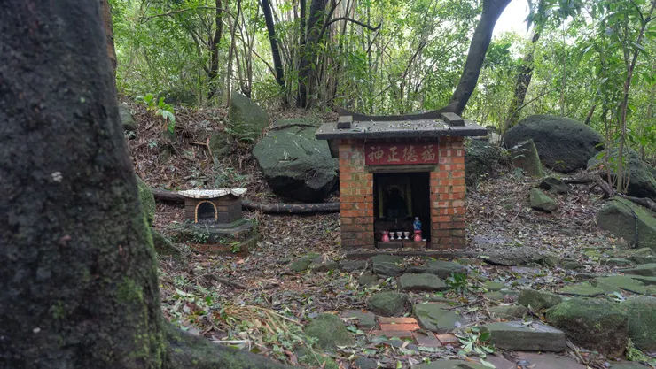 溪流旁的一座土地公廟