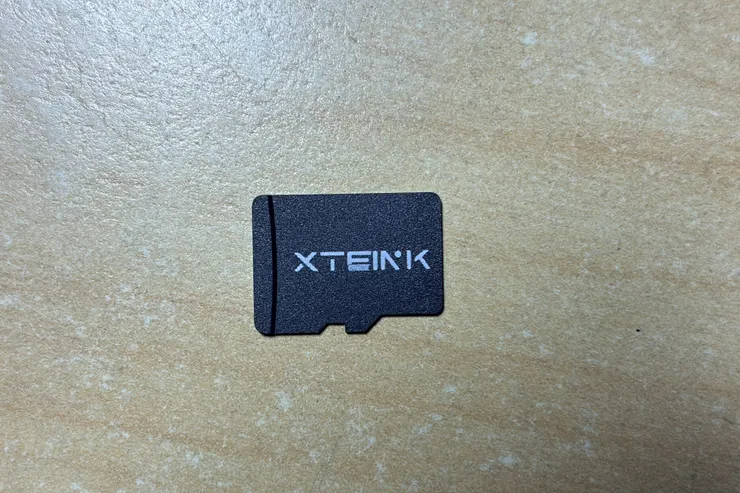 閱星曈附贈的記憶卡是印上自家 Logo 的白牌卡，品質管控尚未可知，但單就閱讀需求已足夠應付