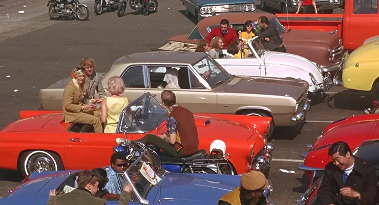 仔細看劇照中的年輕族群，都是不同種族