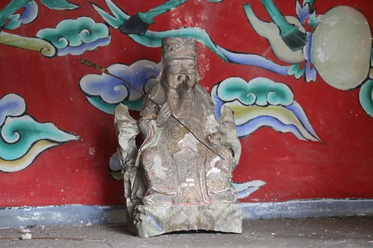 土地公依舊笑臉迎人,只可惜再無香火