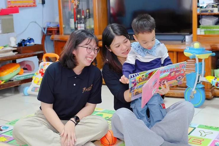 （圖說：社工李其芳(左)、教保員徐鈺喬(中)與睿睿合照。）
