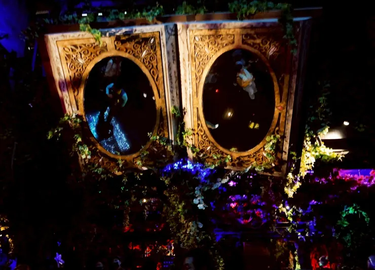 時空魔鏡---由底下往上拍還可以拍到自己呢😆