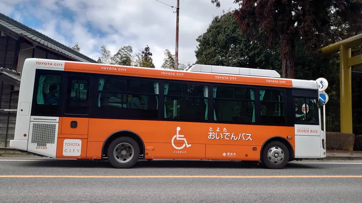 看到對面公車先到，還是嚇得從椅子上彈起來。