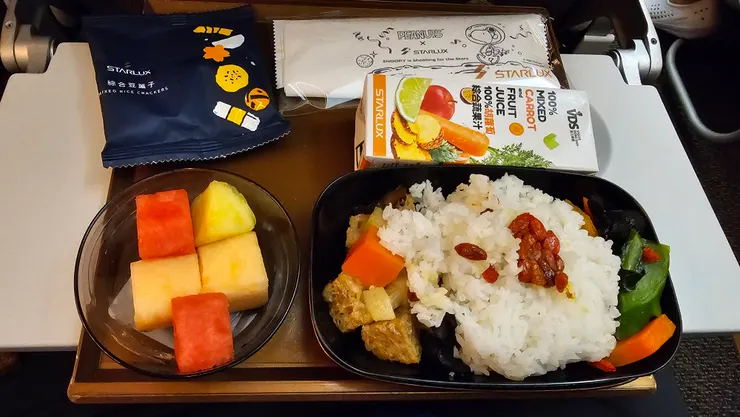 星宇航空素食餐很好吃!口味清淡不油膩!這是沒開閱讀燈拍照的版本!