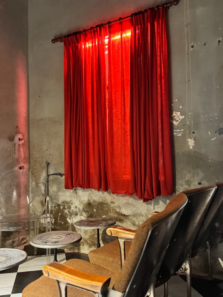 電影院區，適合和朋友坐這大聊特聊