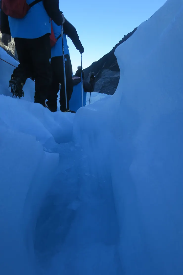 比較淺的裂隙，就像步道旁的水溝一樣