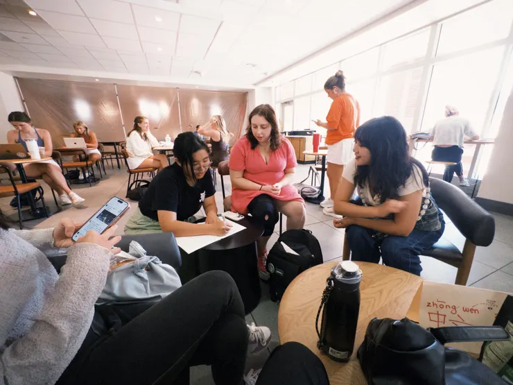 參與奧本大學中文學習社團，與社團成員互動練習中文