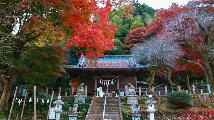 高尾山口車站對面的冰川神社