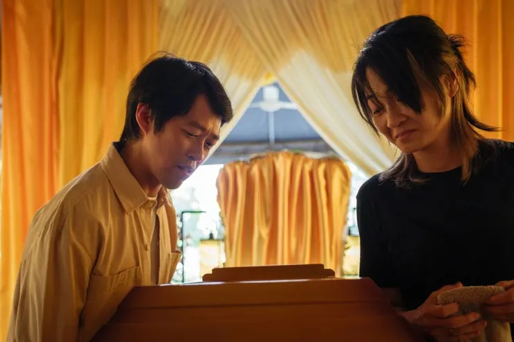 從小時候的「繼續睡，不要醒」，到現在的覺醒呼喚，象徵我們這一代不能再用「假裝」逃避認同困境。