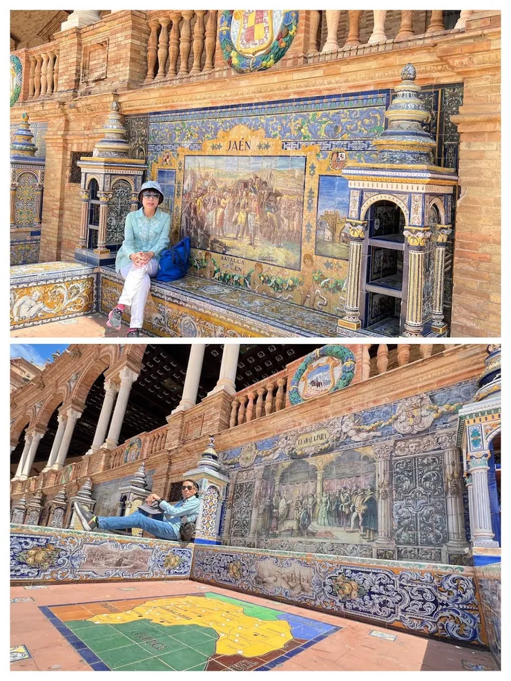 長凳兩側有書櫃，書櫃間的圖代表該省份的事件，地板則有該地區的地圖。