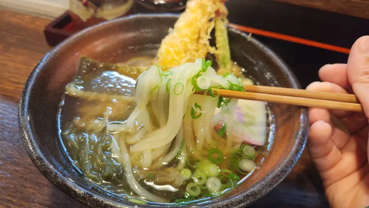百福的特色是較細但是極富嚼勁的麵體。如果喜歡烏龍麵又剛好有機會來堺市走走的話，請務必嚐試看看。