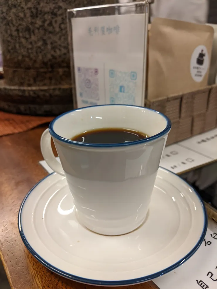 點了一杯熱咖啡，很順口！還買了半磅咖啡豆回去！