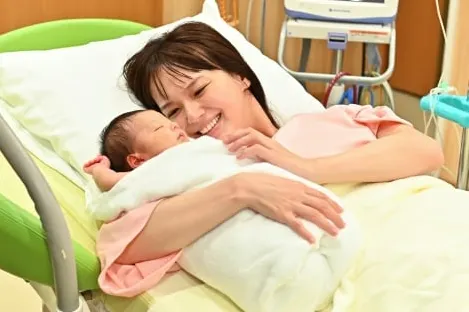 一反之前綁架案，家人生死未卜的緊張氣息。My Family最終回藉由「生產」帶出充滿希望的氛圍。看到未知留順利產子，溫人抱著兒子充滿感激露出開懷笑容的模樣，更令人感受到這樣的平凡日常，才是我們一直在追求的「幸福」。圖片來源：oricon.co.jp