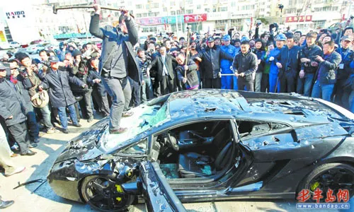 中國放任民眾砸毀外國車