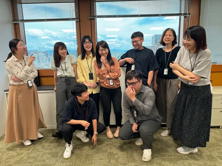 怡伶與保費企劃科夥伴合照