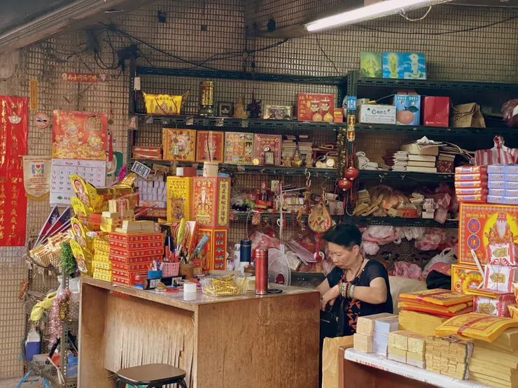 長慶榕前方的金紙店