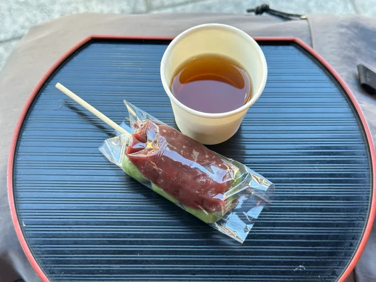 我自己就吃了有滿滿紅豆餡的艾草糰子，草味挺清爽