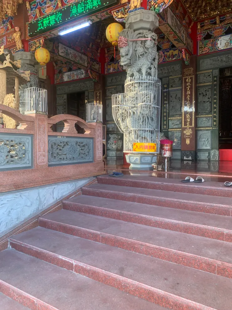 早上7點，沒有人的池隆宮，進去用手拜了一下，要脫鞋。