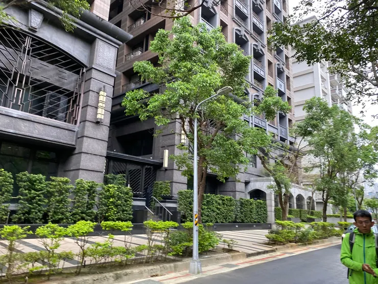 昔日眷村，現成了高樓林立的萬和社區