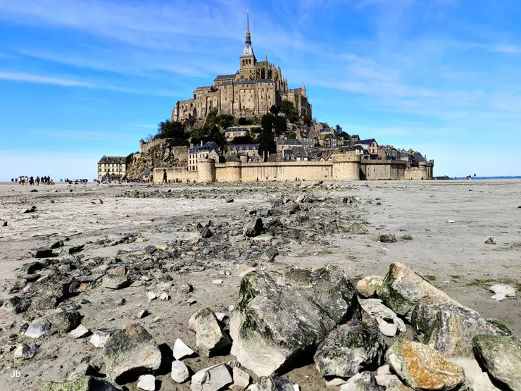 【出得城來，天氣仍佳，當然要再多流連一下，好好拍拍聖米歇爾山全景。】