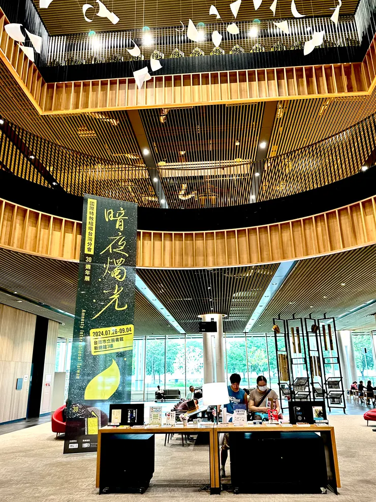 台南市立總圖內目前正舉行「暗夜燭光」特展