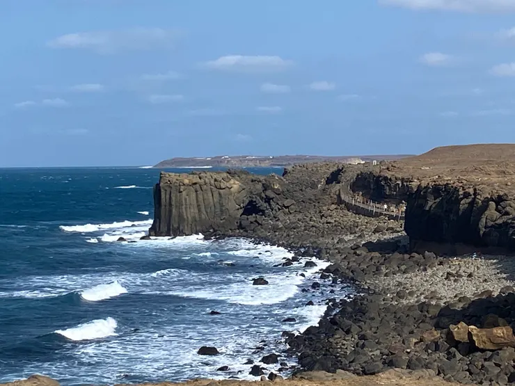 像座頭鯨石頭的鯨魚洞