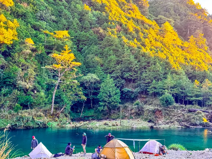 池邊搭帳美的像幅畫