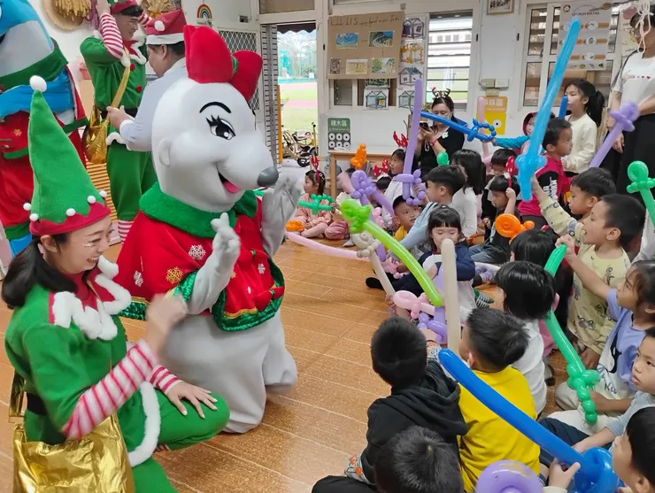 海洋公園化身聖誕老人，為孩子們送上特別聖誕驚喜。