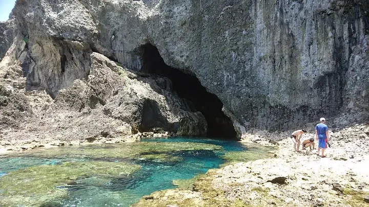 翠綠的水藍色與暗綠色形成一幅美景