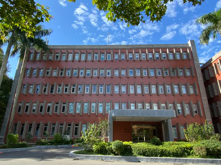 南館的東側（面對適之路的入口面）