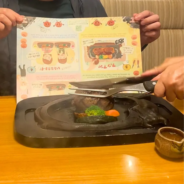 桌上的紙餐墊可以遮擋油爆