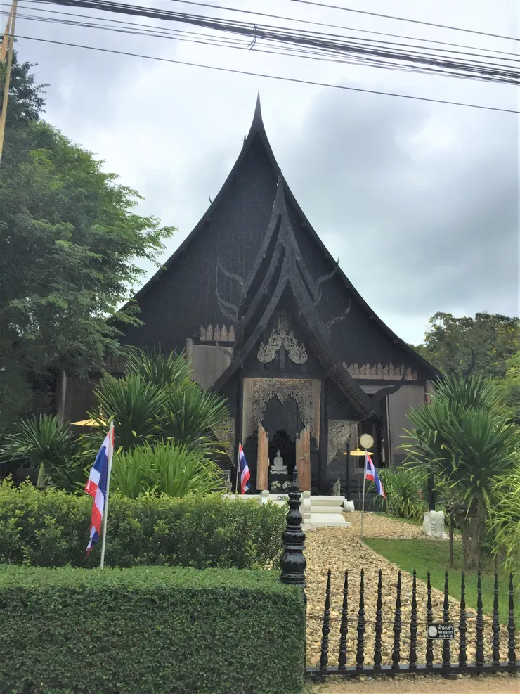 黑廟的建築是用柚木建造