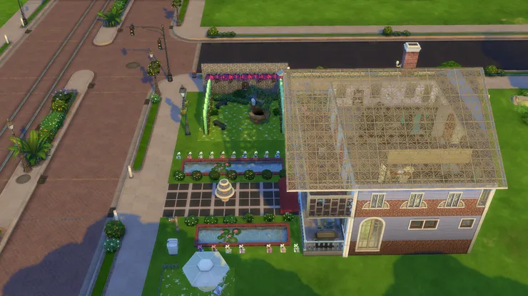 從這角度可以看到前院。我很喜歡芋頭紫，因為我不喜歡棕色系，也不想搞得屋子外牆很深沉和奇怪，所以很常用這個顏色。