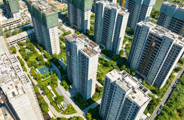 若是為了傳承、節稅、不急著用錢 → 平時每年贈與，買賣登記兒子持有最優，但要承擔子女債務、婚姻風險與控制權喪失