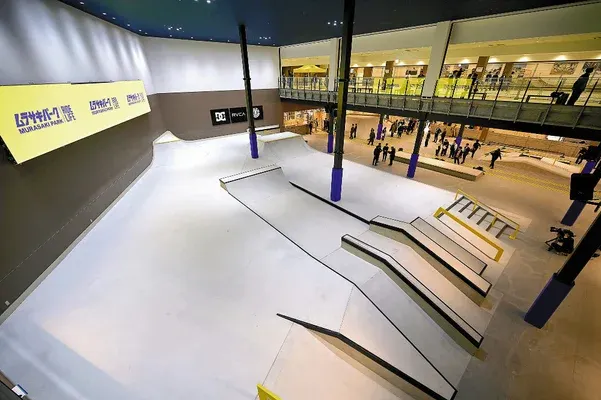 室內的滑板練習場