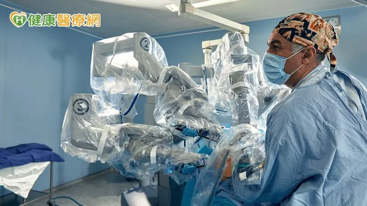 達文西微創手術已廣泛應用於攝護腺癌治療，振興醫院一般泌尿科蔡昇翰醫師提醒患者，應重視醫師認證、臨床經驗與醫病溝通三大要點，並充分了解手術原理與費用結構再做選擇。