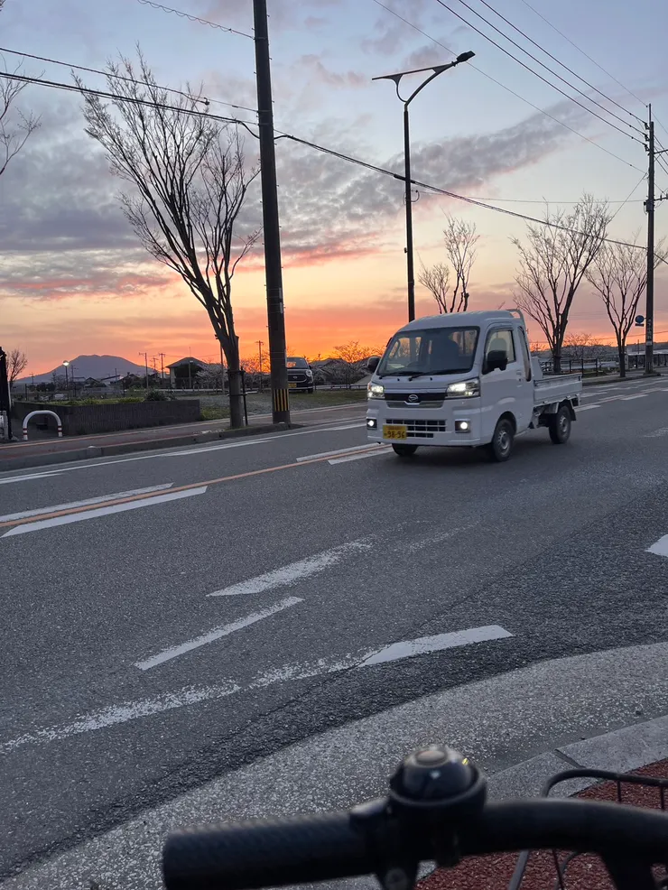 騎著小綠回學校，天空很美