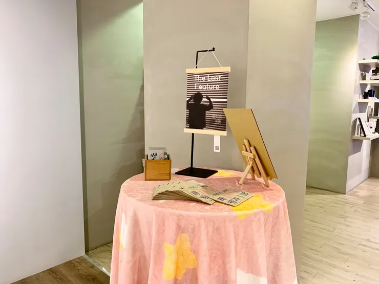 以迎賓桌為界,右側就是長屋的前段別人的商店,左側是一方展場